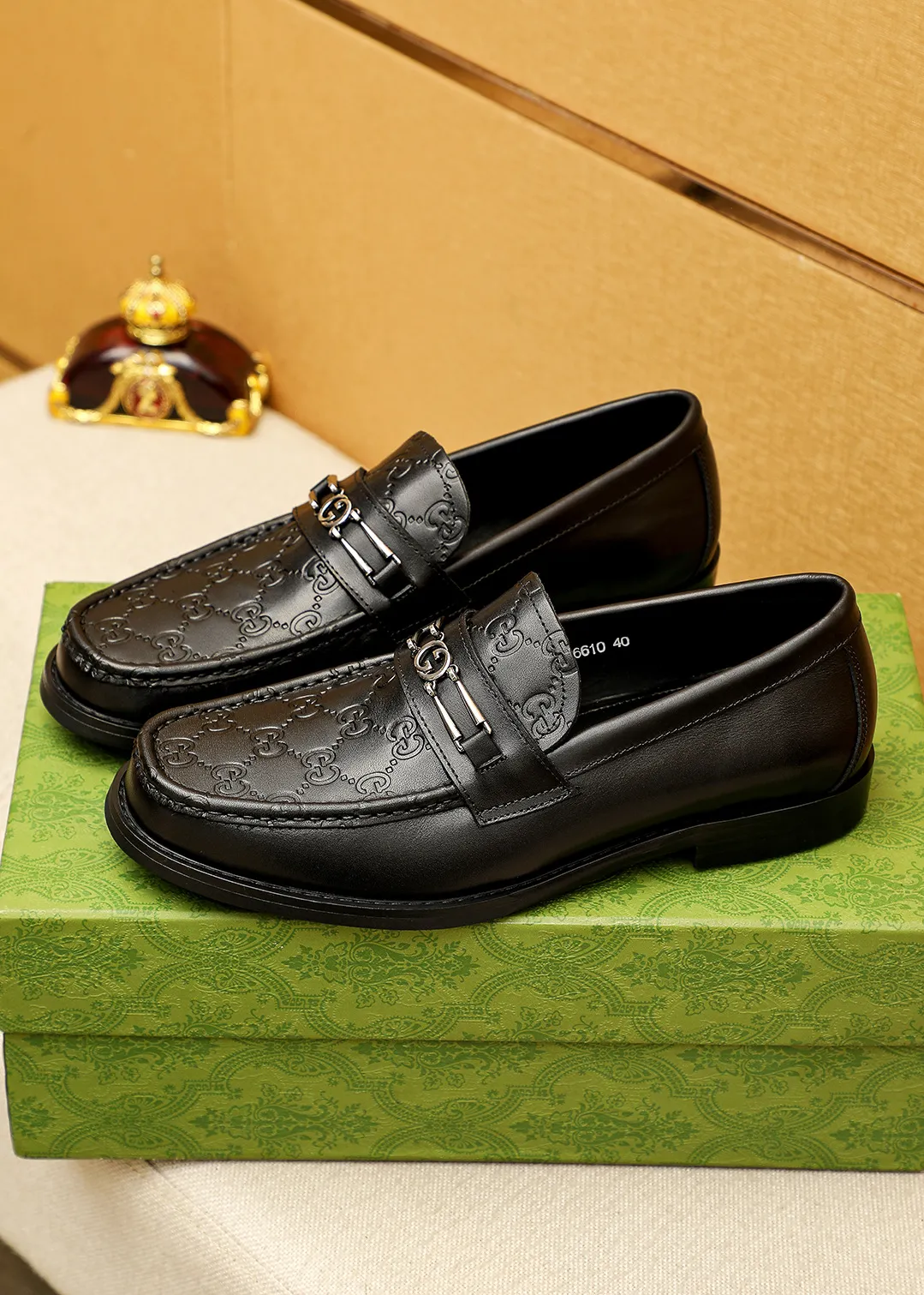 Men's shoes 💰480 💐 Product trademark: GUCCI "Gucci" casual leather shoes Regular size: 38-44 (45.46🉑️customized) Product materials: Selected imported first-layer calfskin embossed upper + luxury hardware buckle, imported water-dyed cowhide leather lining. Strong three-dimensional visual effect, original outsole color: 2 colors available